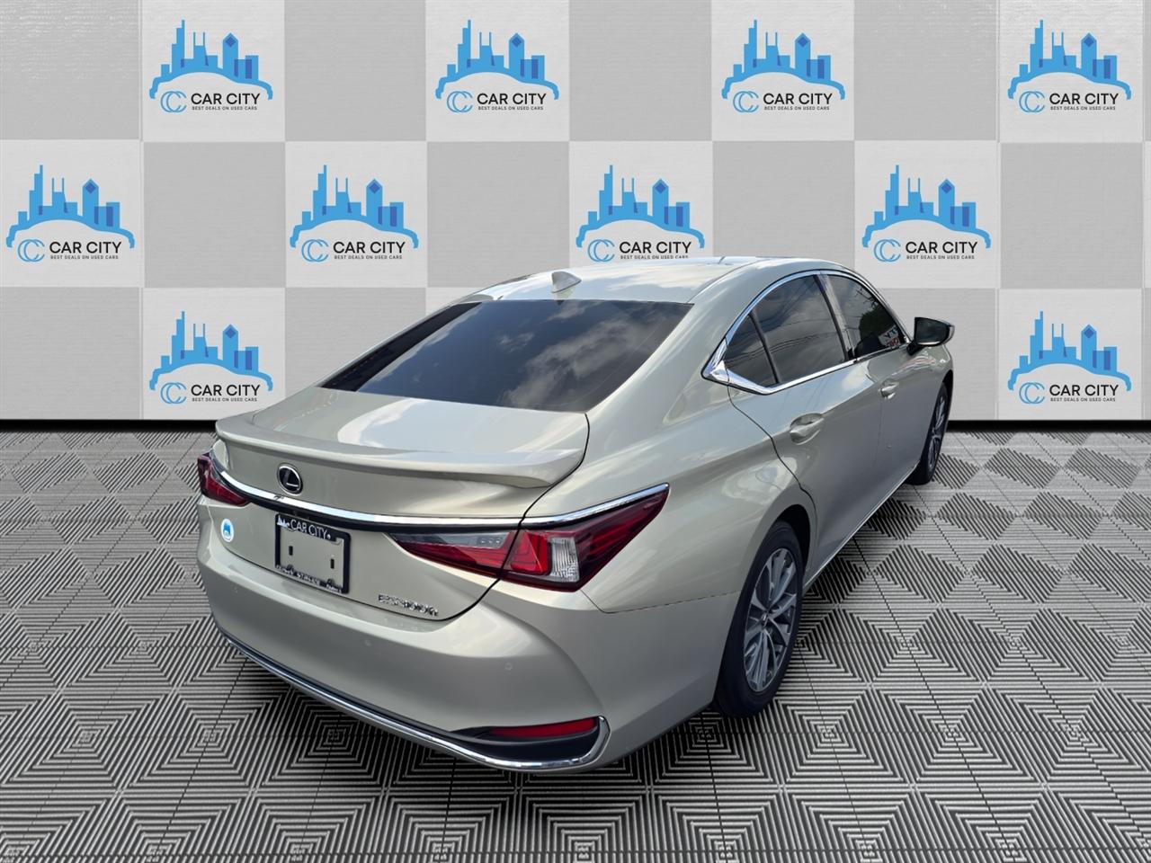Lexus ES 300h Luxury 2024