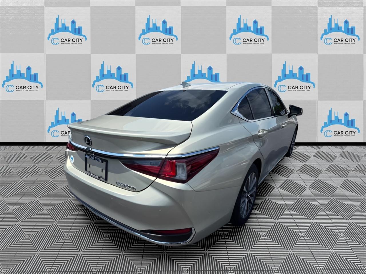 Lexus ES 300h Luxury 2024