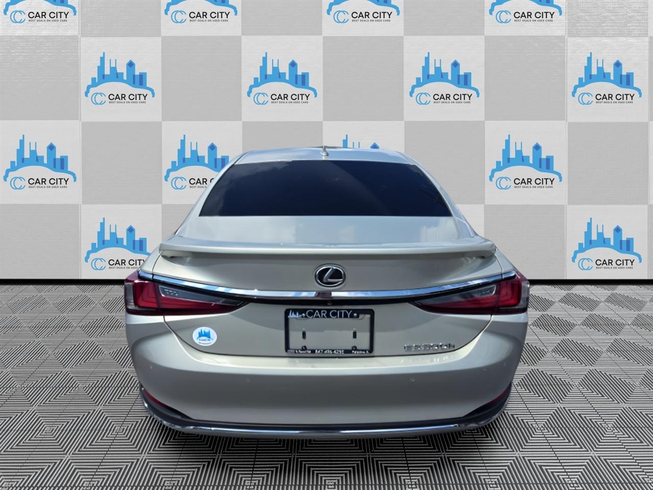 Lexus ES 300h Luxury 2024