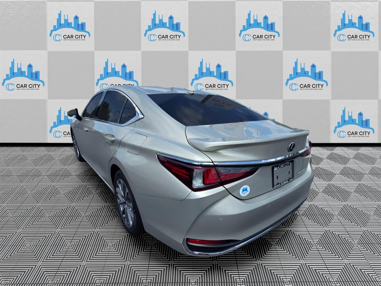 Lexus ES 300h Luxury 2024