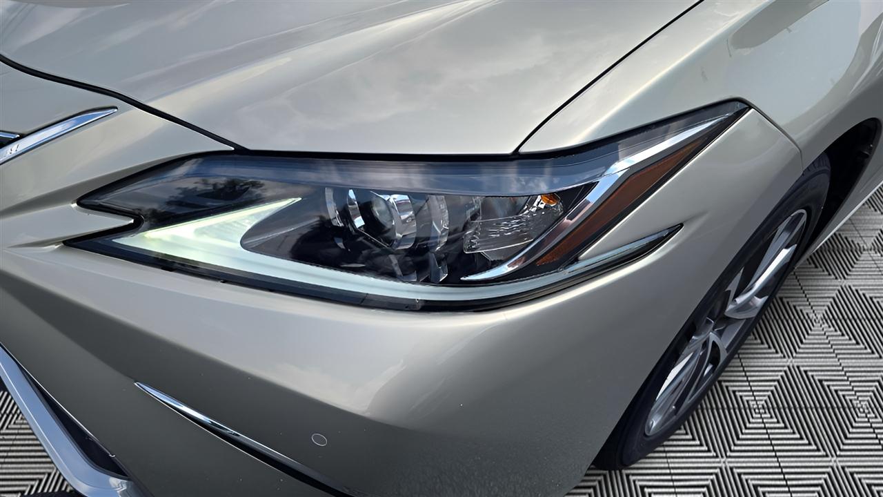 Lexus ES 300h Luxury 2024