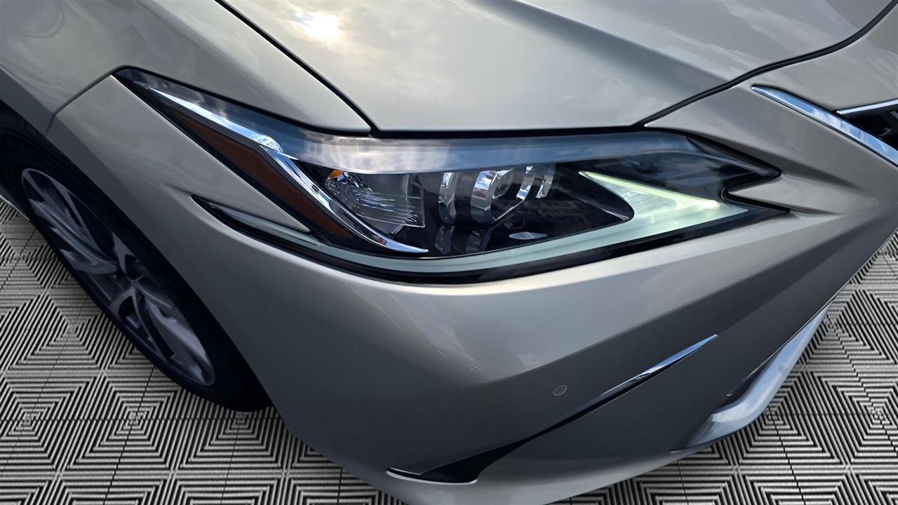 Lexus ES 300h Luxury 2024