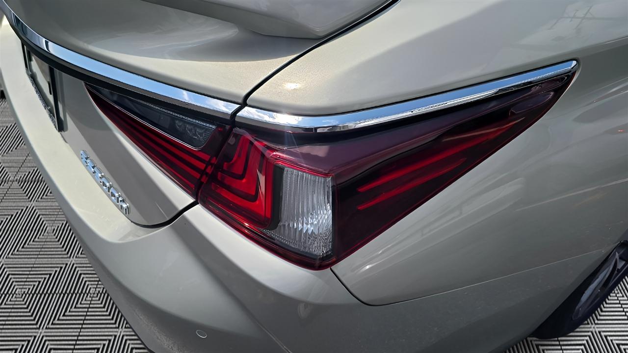 Lexus ES 300h Luxury 2024