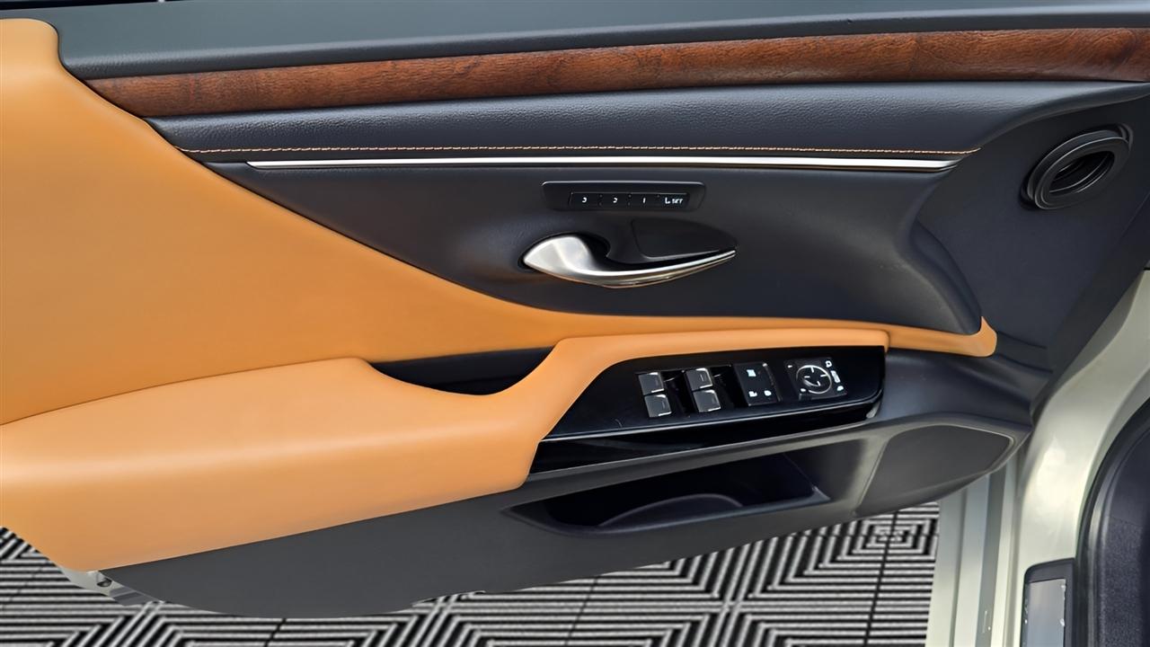 Lexus ES 300h Luxury 2024