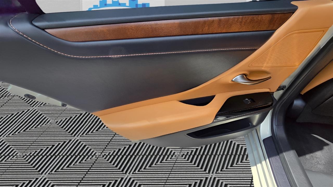 Lexus ES 300h Luxury 2024
