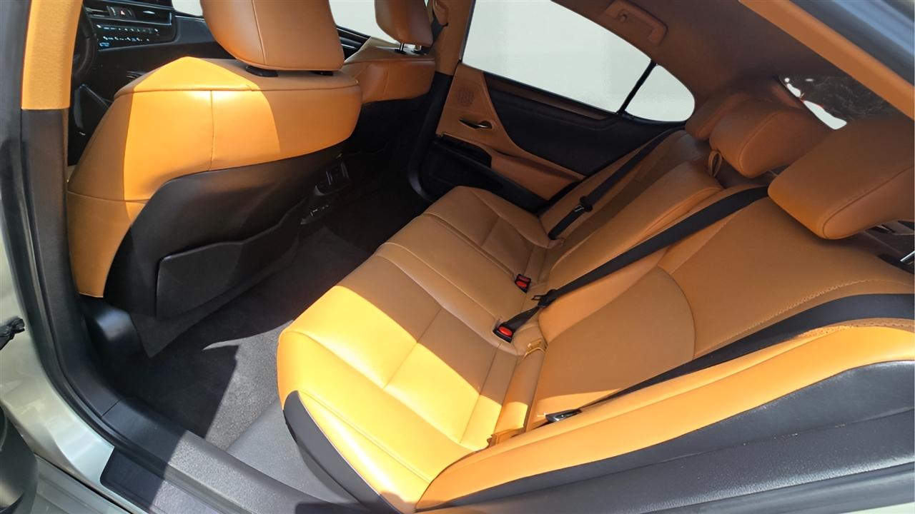 Lexus ES 300h Luxury 2024