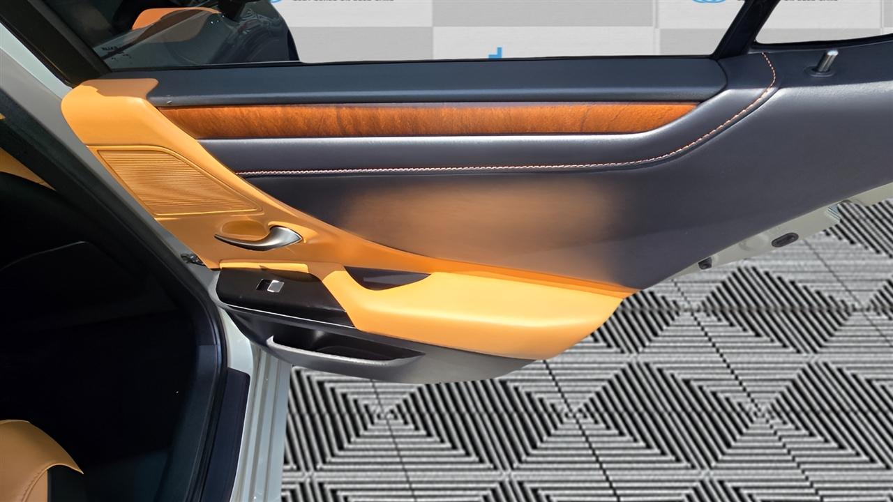 Lexus ES 300h Luxury 2024