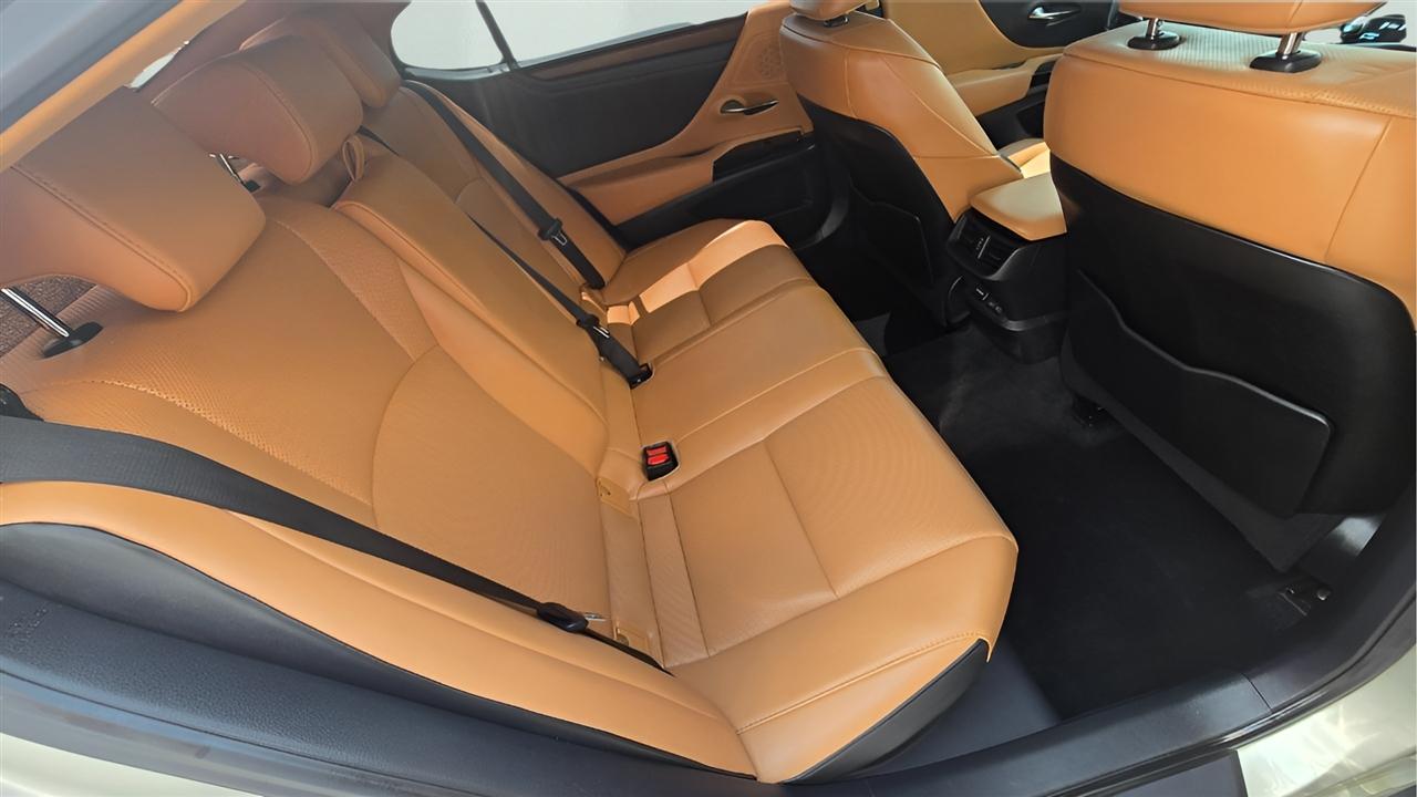 Lexus ES 300h Luxury 2024