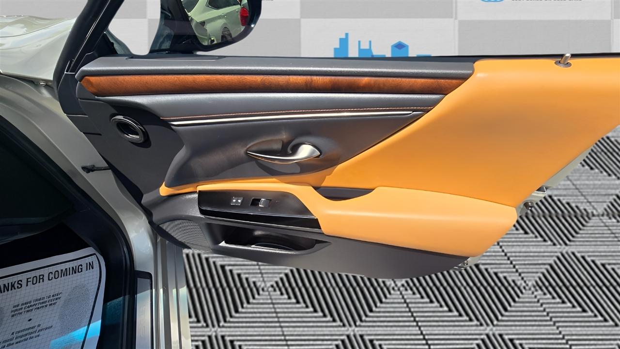 Lexus ES 300h Luxury 2024