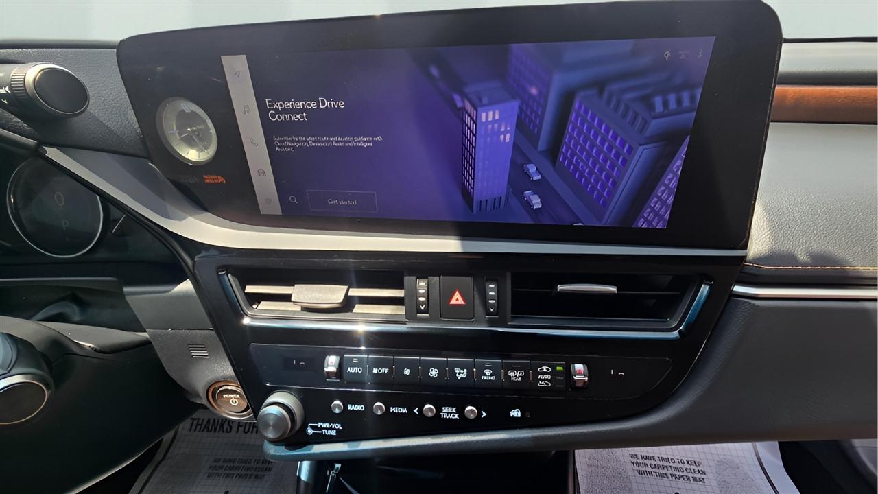 Lexus ES 300h Luxury 2024
