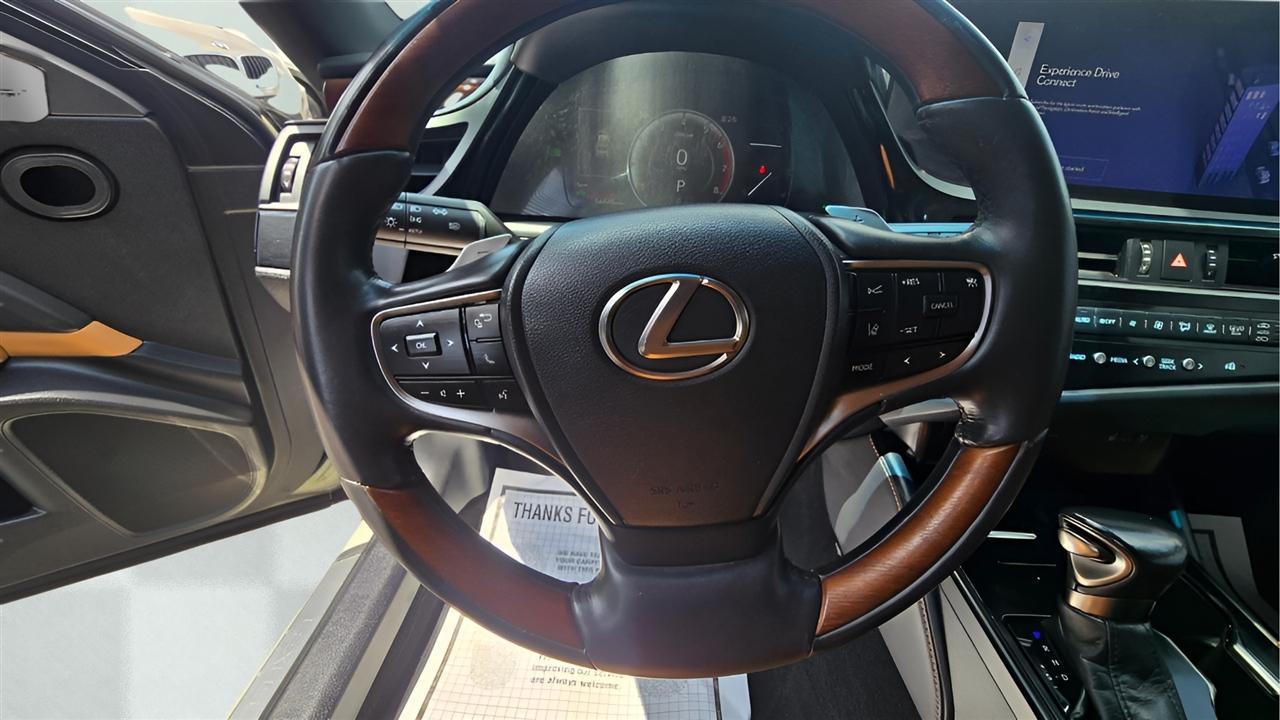 Lexus ES 300h Luxury 2024