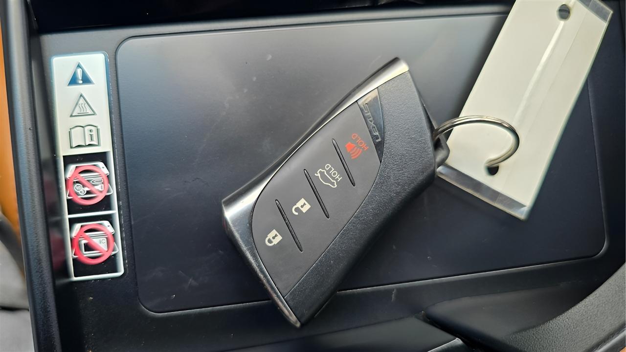 Lexus ES 300h Luxury 2024