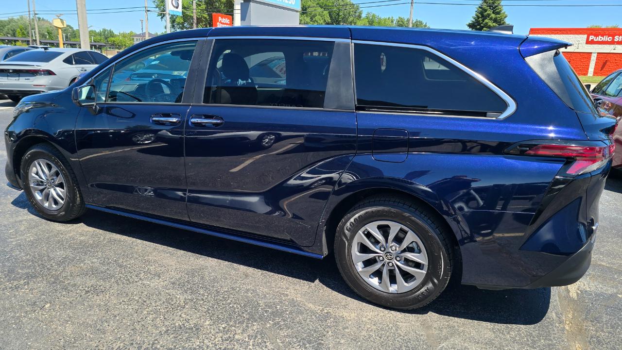 Toyota Sienna XLE 7-Passenger AWD 2022