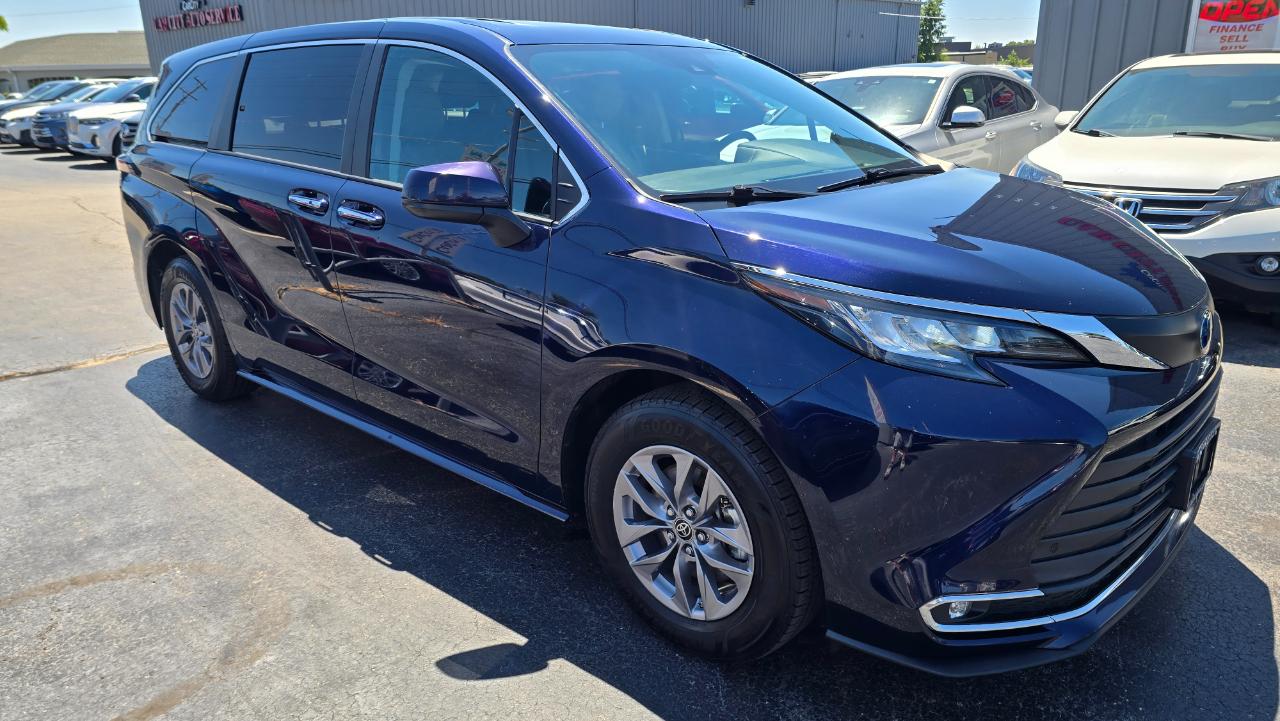 Toyota Sienna XLE 7-Passenger AWD 2022
