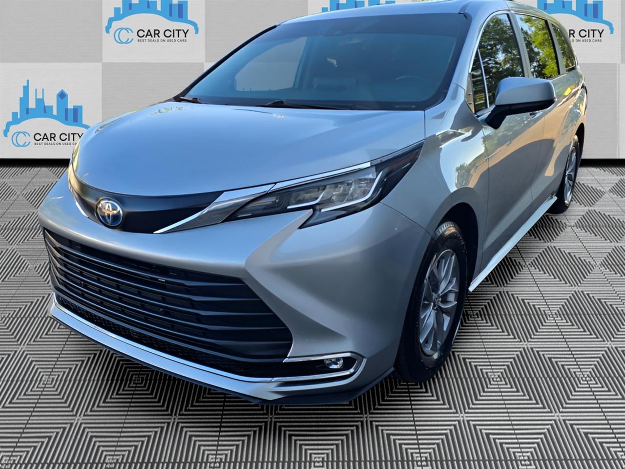 Toyota Sienna XLE 7-Passenger 2023