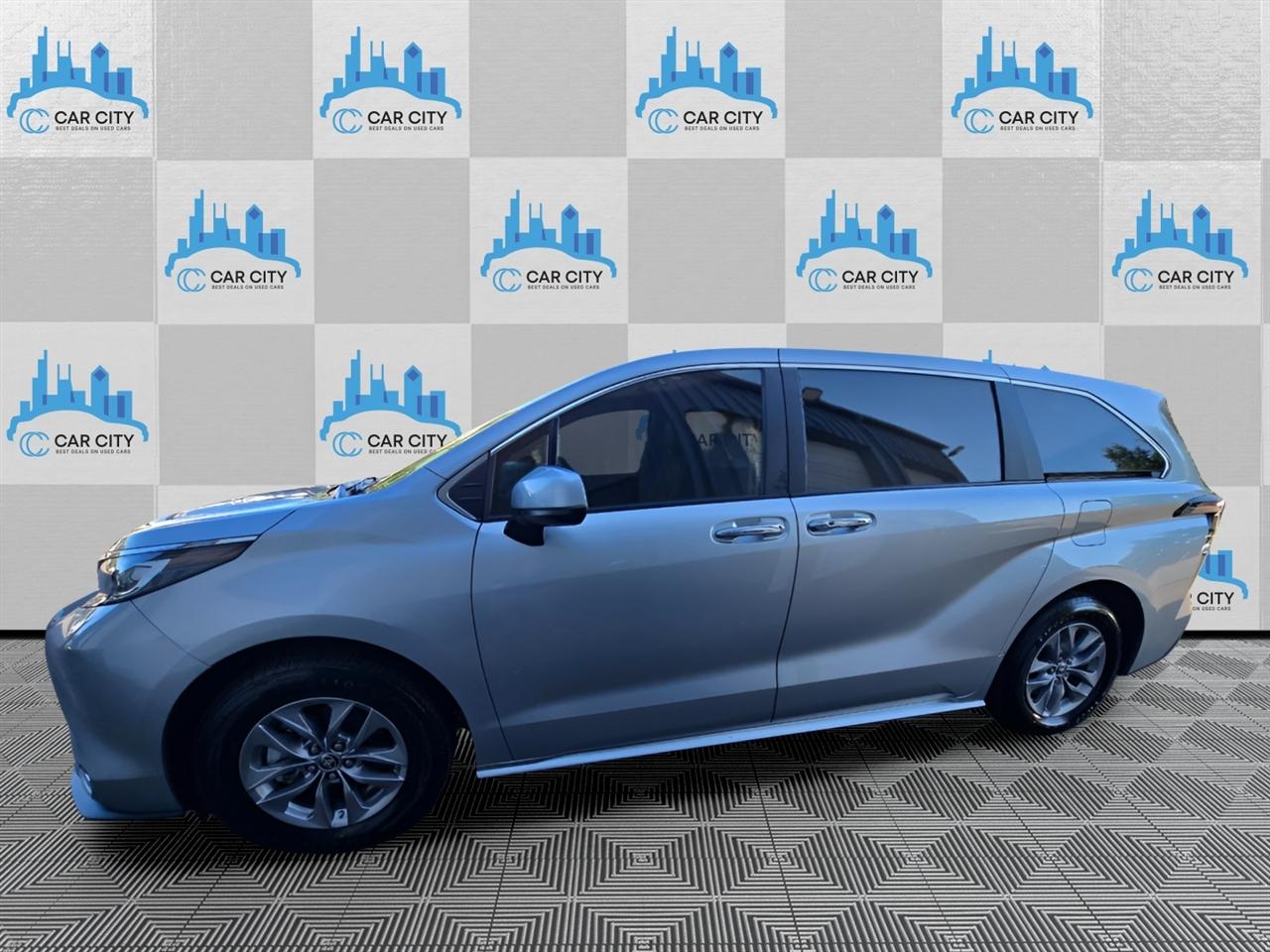 Toyota Sienna XLE 7-Passenger 2023