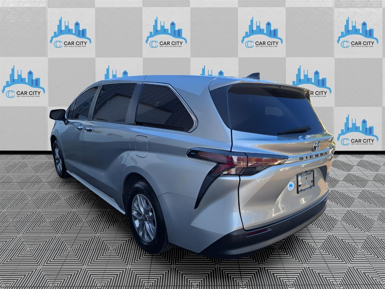 Toyota Sienna XLE 7-Passenger 2023