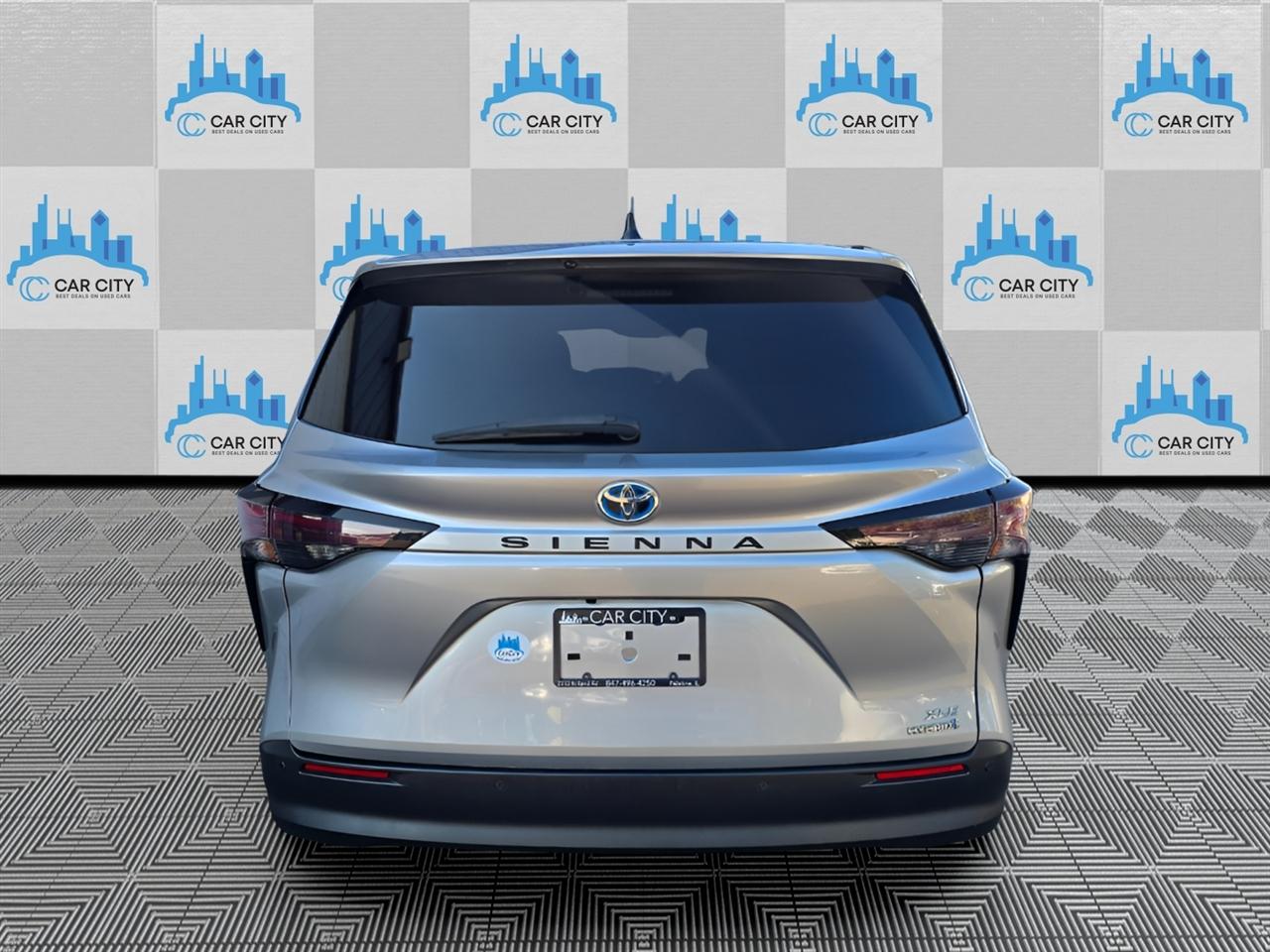 Toyota Sienna XLE 7-Passenger 2023