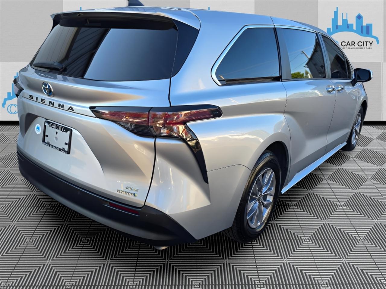 Toyota Sienna XLE 7-Passenger 2023