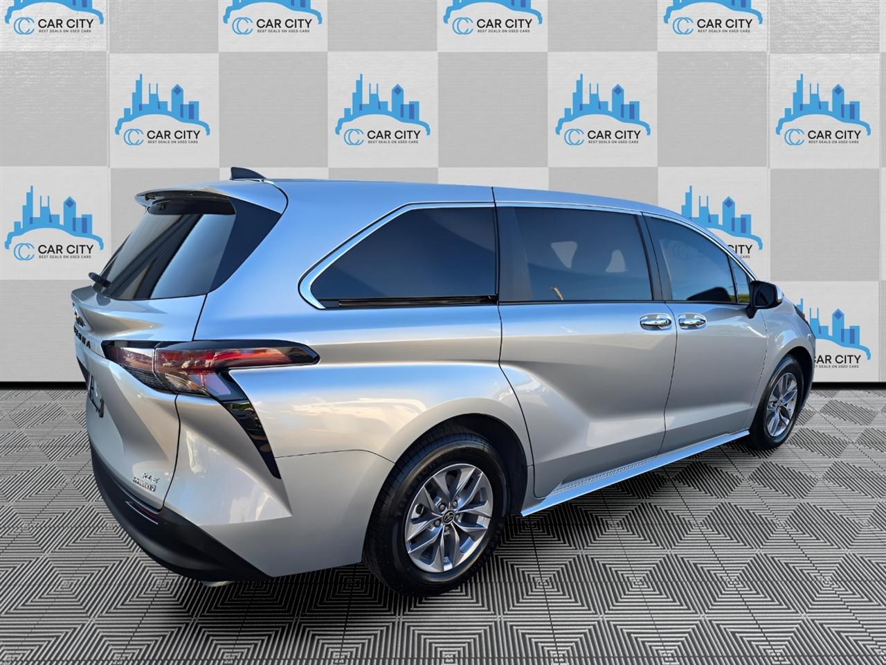 Toyota Sienna XLE 7-Passenger 2023