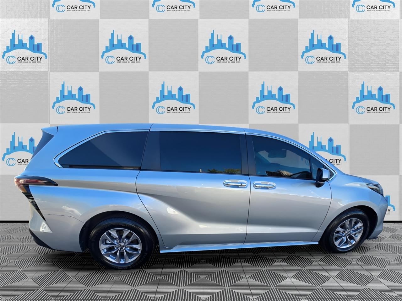 Toyota Sienna XLE 7-Passenger 2023