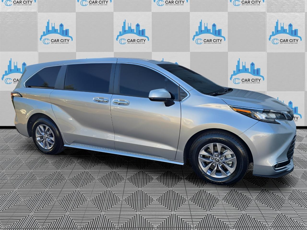 Toyota Sienna XLE 7-Passenger 2023
