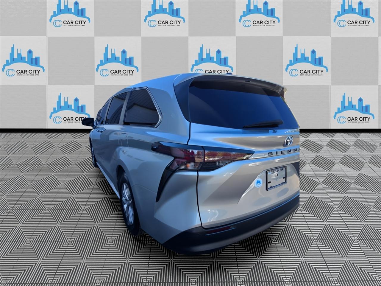 Toyota Sienna XLE 7-Passenger 2023