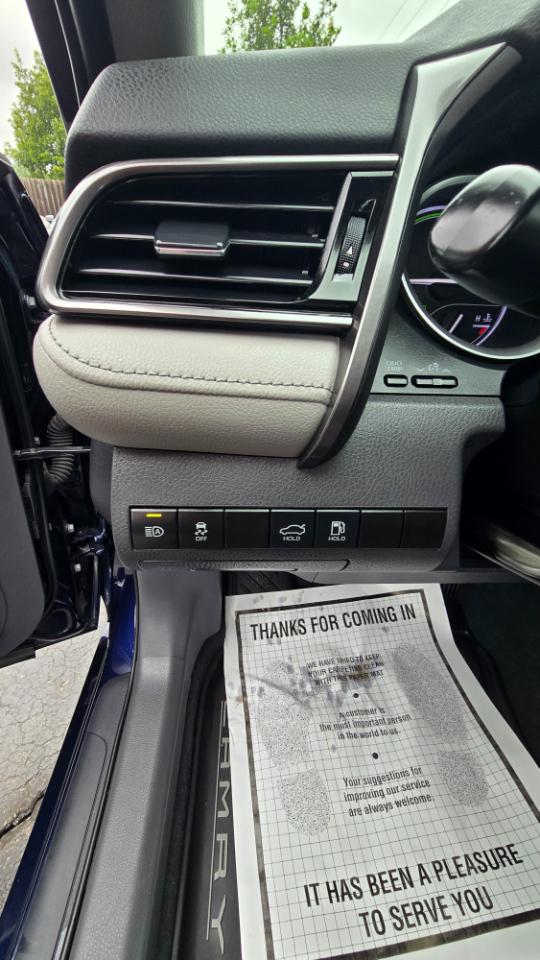 Toyota Camry Hybrid LE 2021