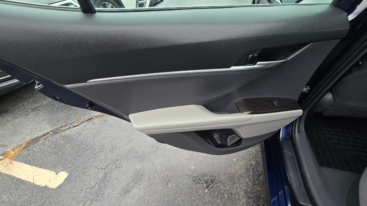 Toyota Camry Hybrid LE 2021