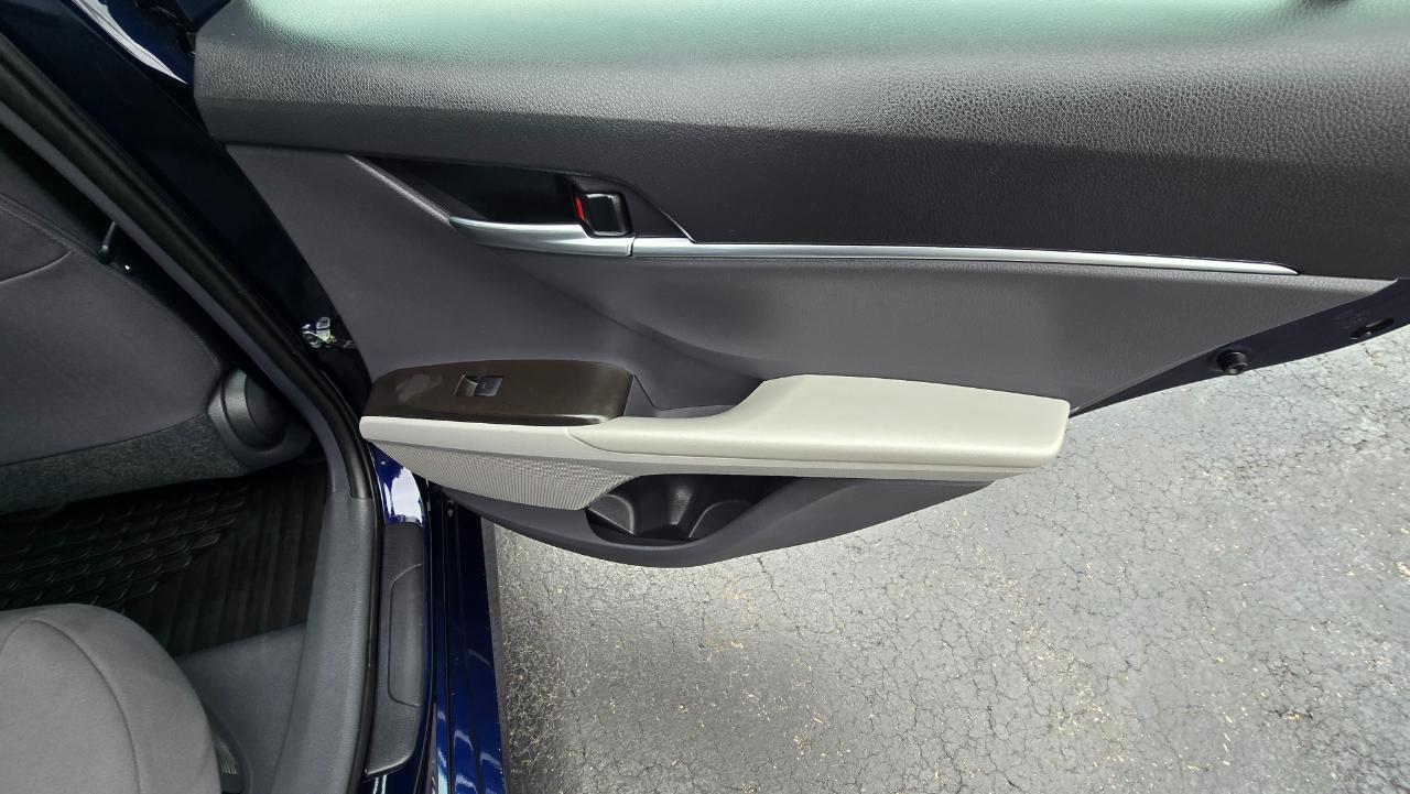 Toyota Camry Hybrid LE 2021