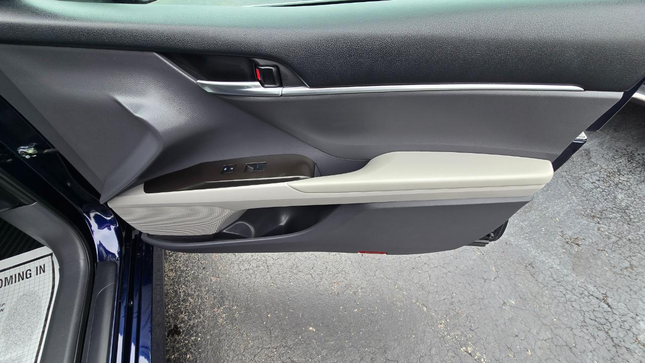 Toyota Camry Hybrid LE 2021