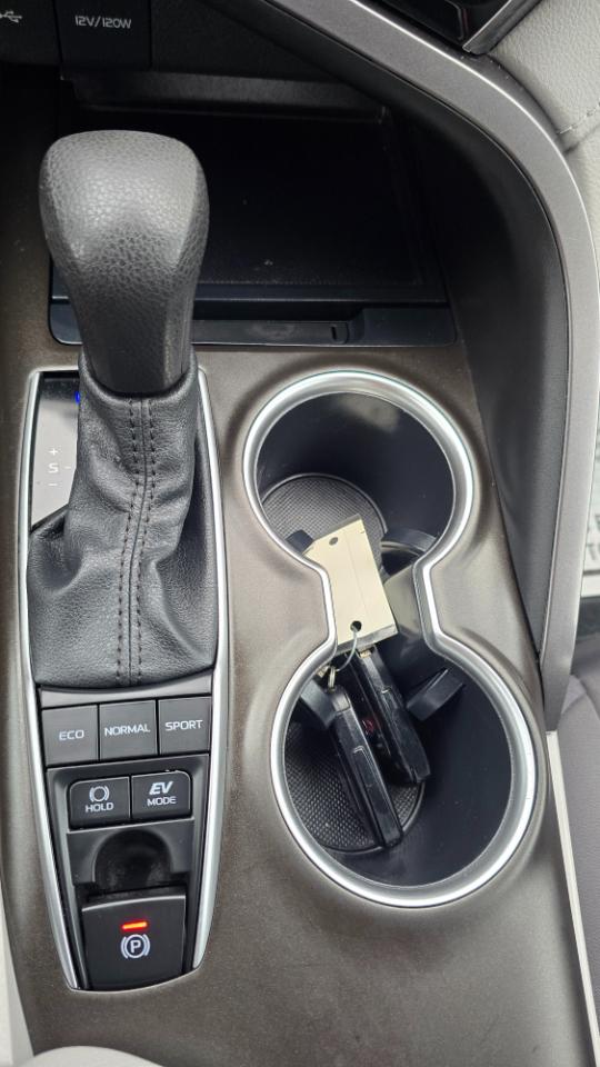 Toyota Camry Hybrid LE 2021