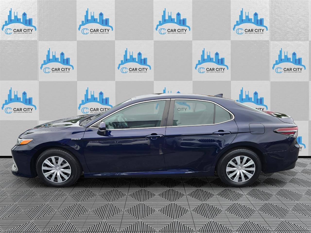Toyota Camry Hybrid LE 2021