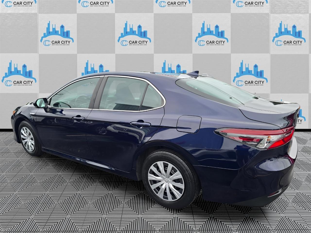 Toyota Camry Hybrid LE 2021