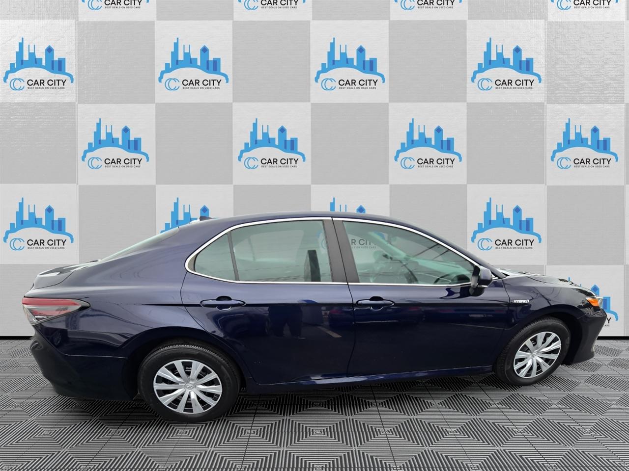 Toyota Camry Hybrid LE 2021