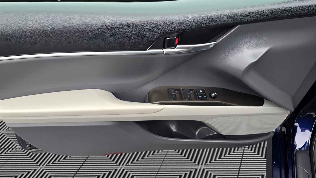 Toyota Camry Hybrid LE 2021