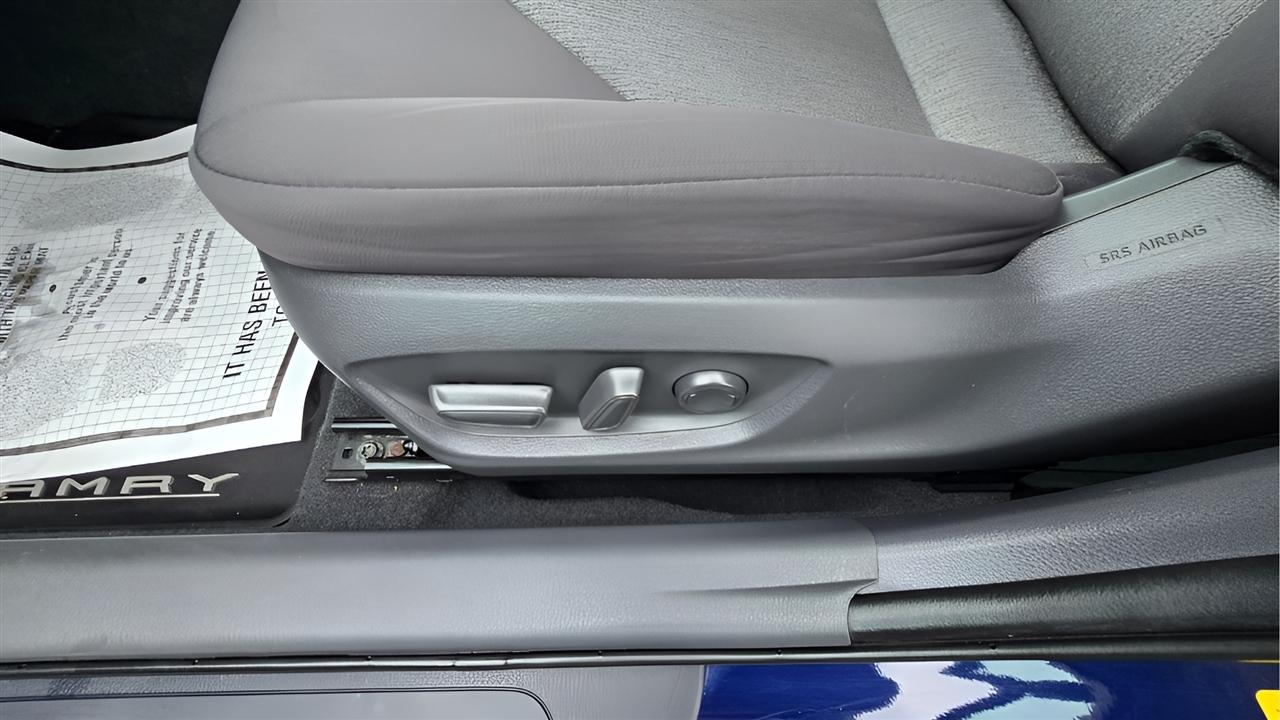 Toyota Camry Hybrid LE 2021