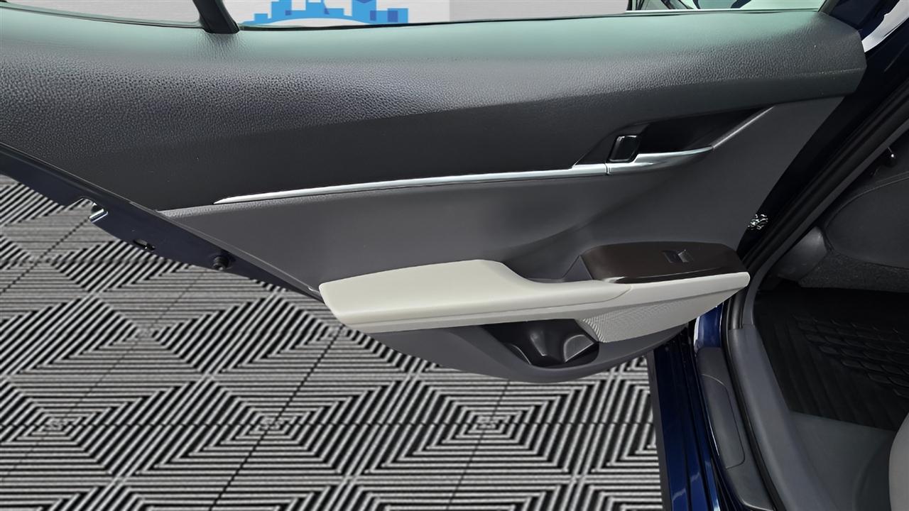 Toyota Camry Hybrid LE 2021