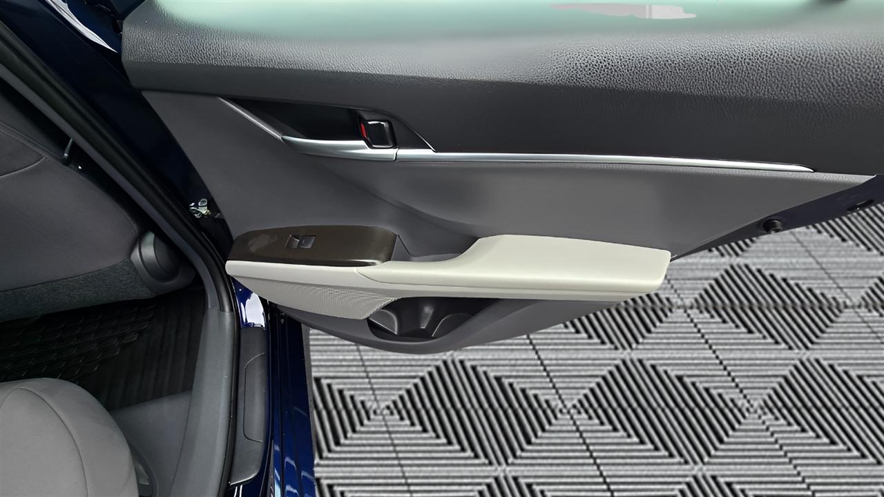 Toyota Camry Hybrid LE 2021