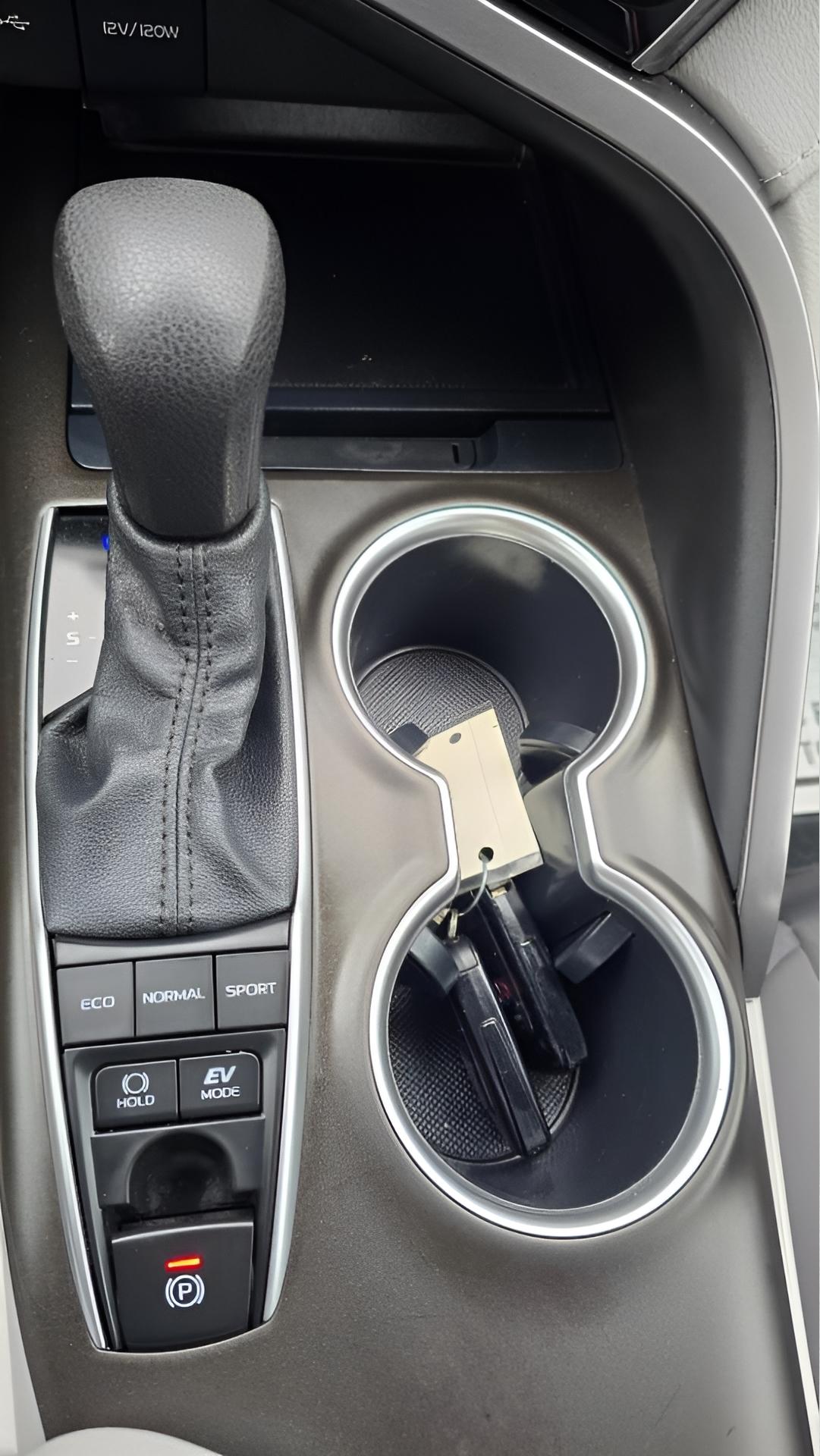 Toyota Camry Hybrid LE 2021