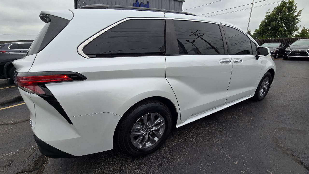 Toyota Sienna XLE 7-Passenger 2022