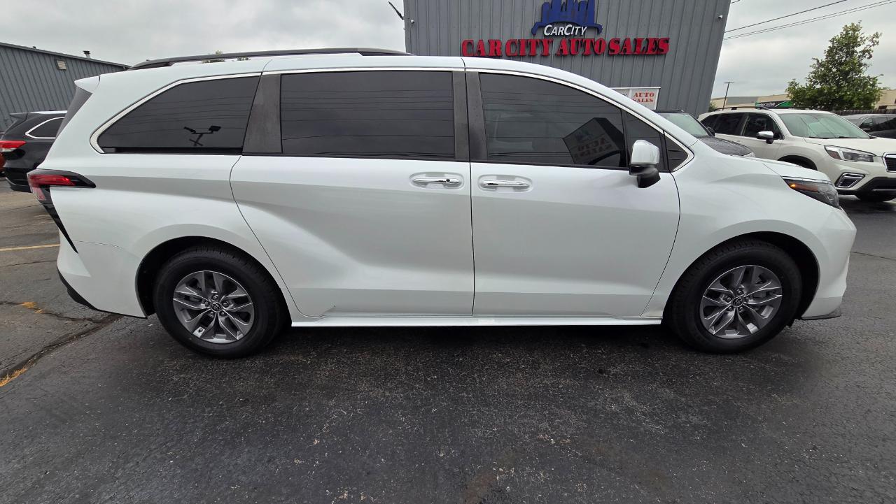 Toyota Sienna XLE 7-Passenger 2022