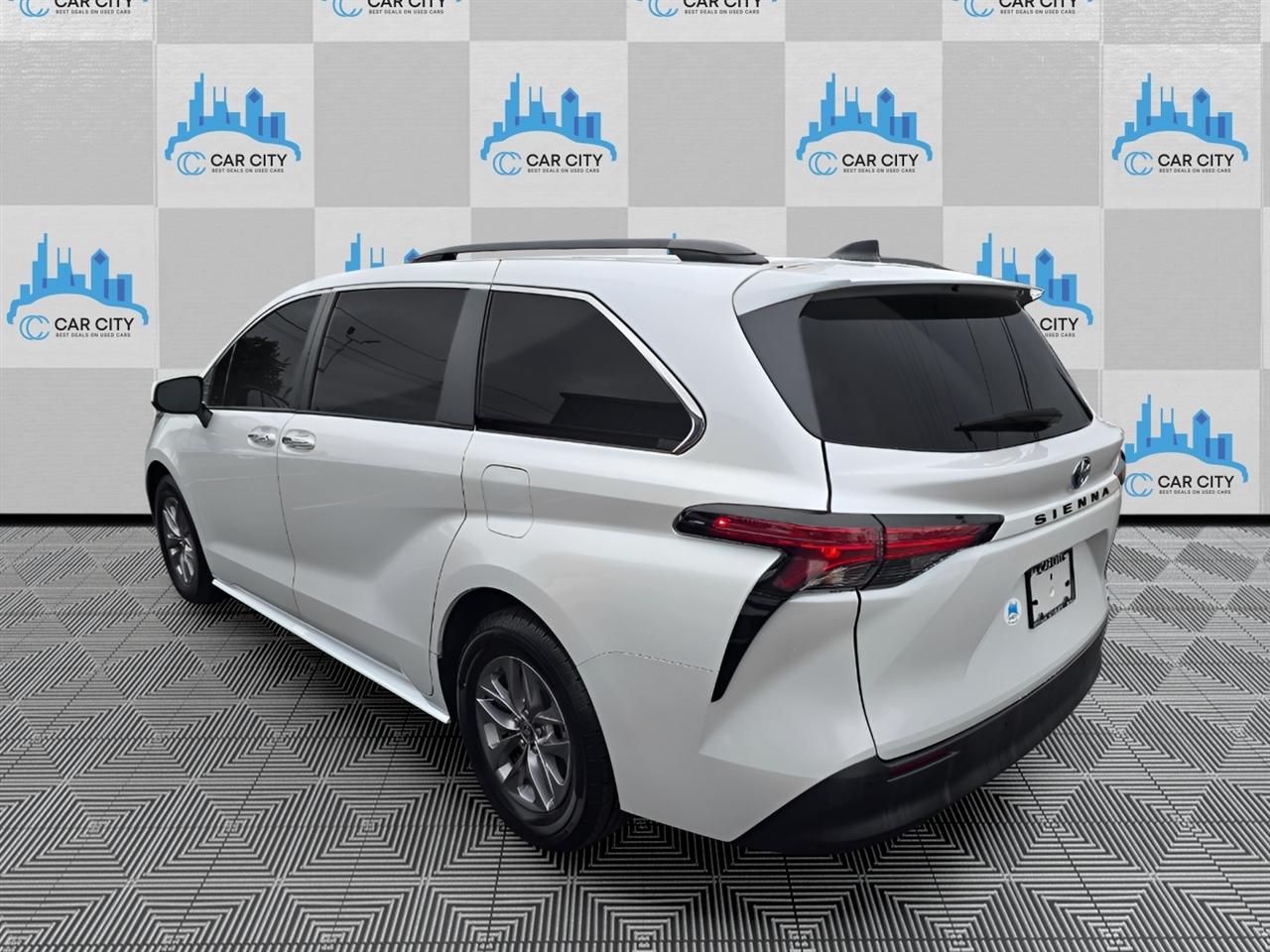 Toyota Sienna XLE 7-Passenger 2022