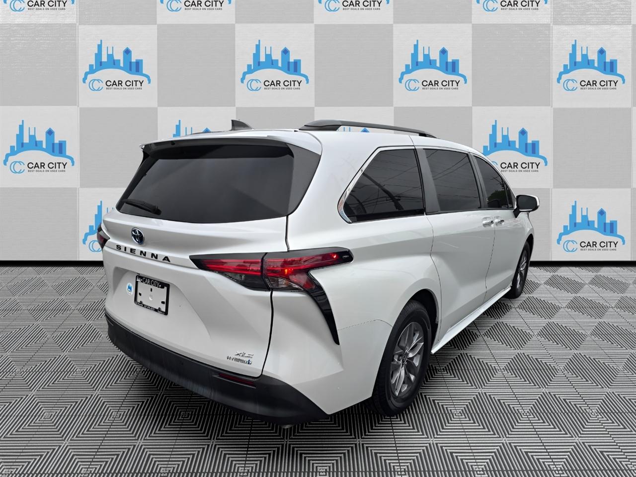 Toyota Sienna XLE 7-Passenger 2022