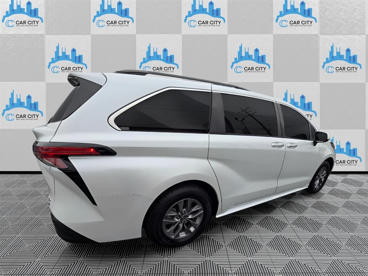 Toyota Sienna XLE 7-Passenger 2022