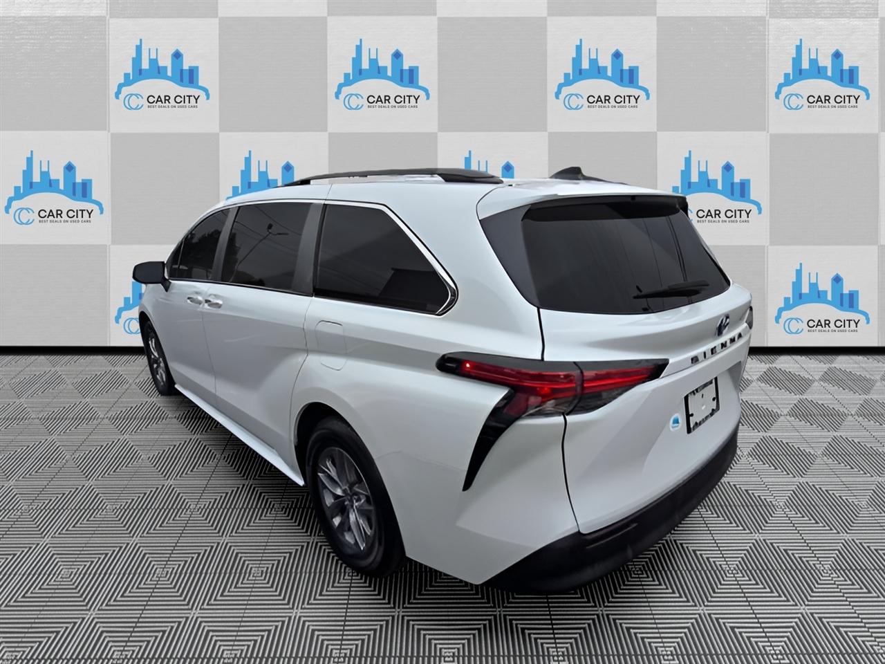 Toyota Sienna XLE 7-Passenger 2022