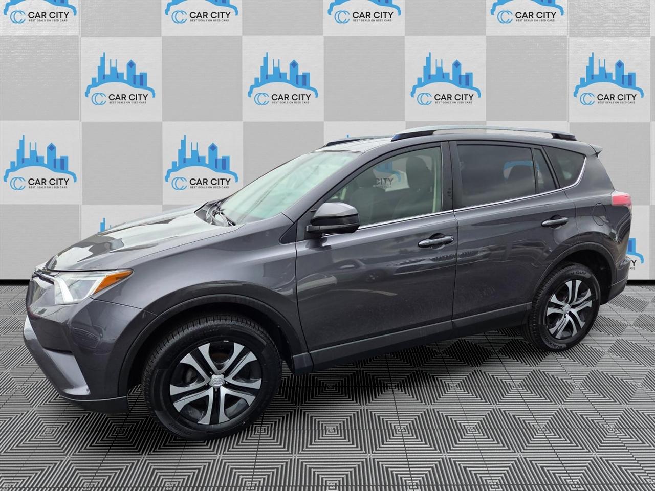 Toyota RAV4 LE AWD 2017