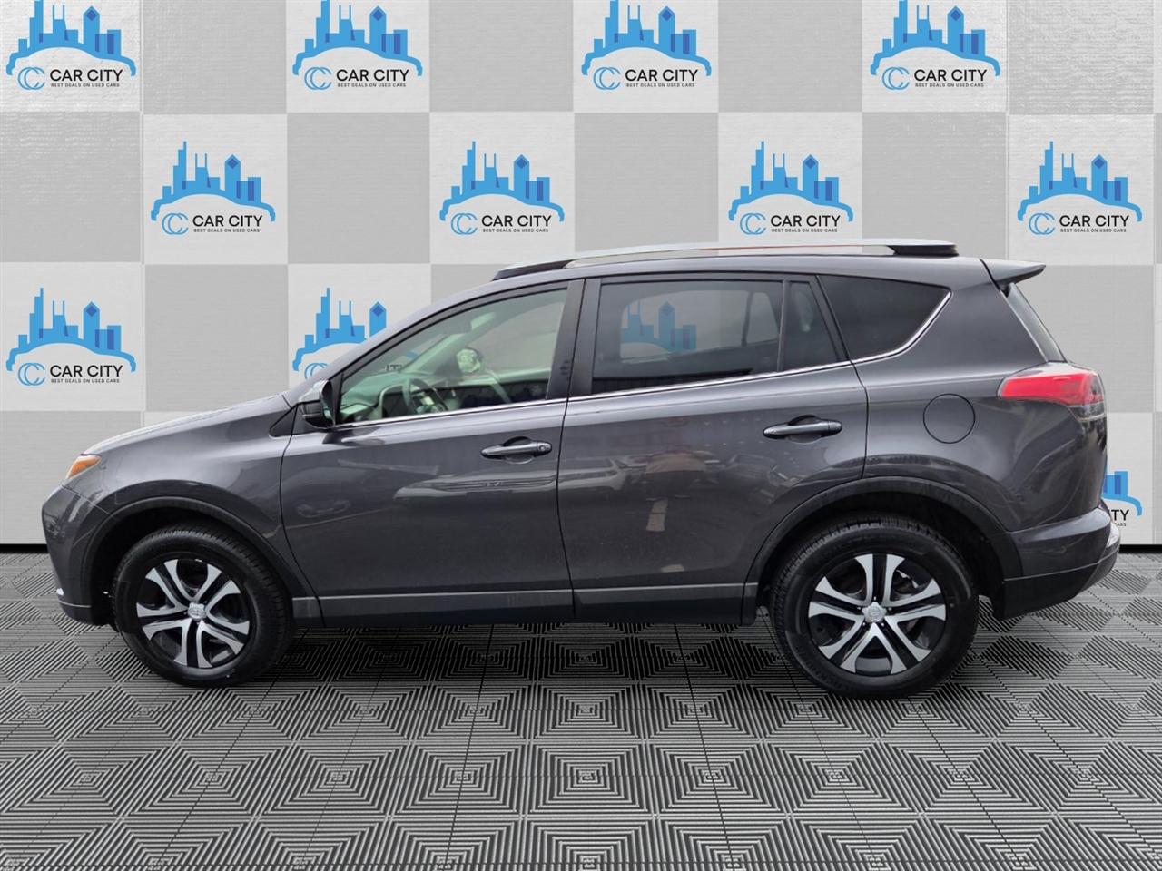 Toyota RAV4 LE AWD 2017