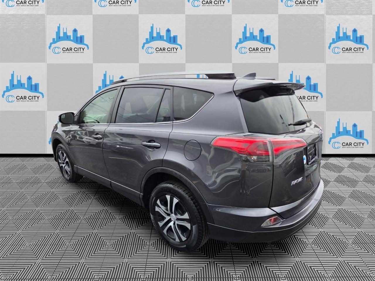Toyota RAV4 LE AWD 2017
