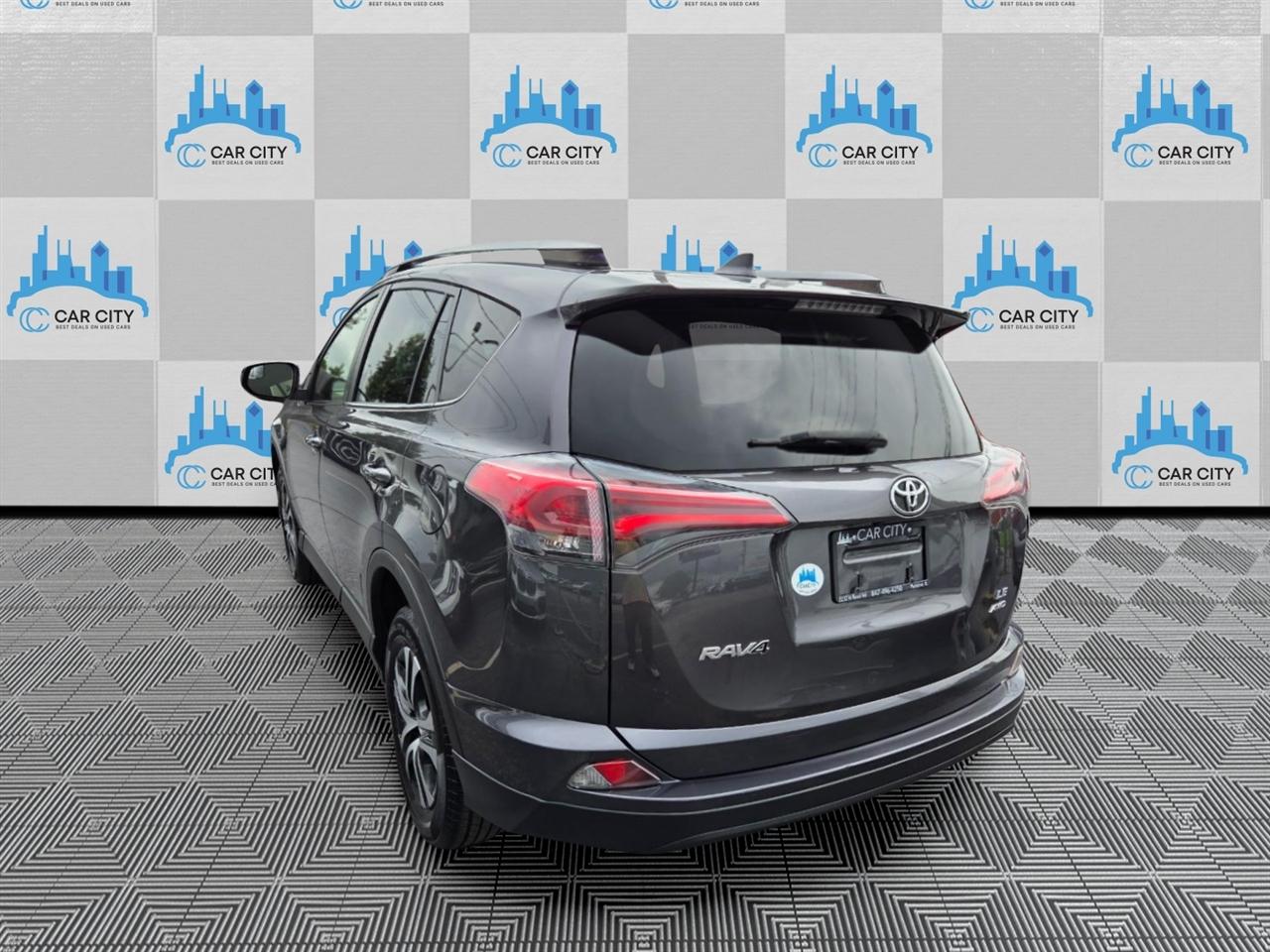 Toyota RAV4 LE AWD 2017